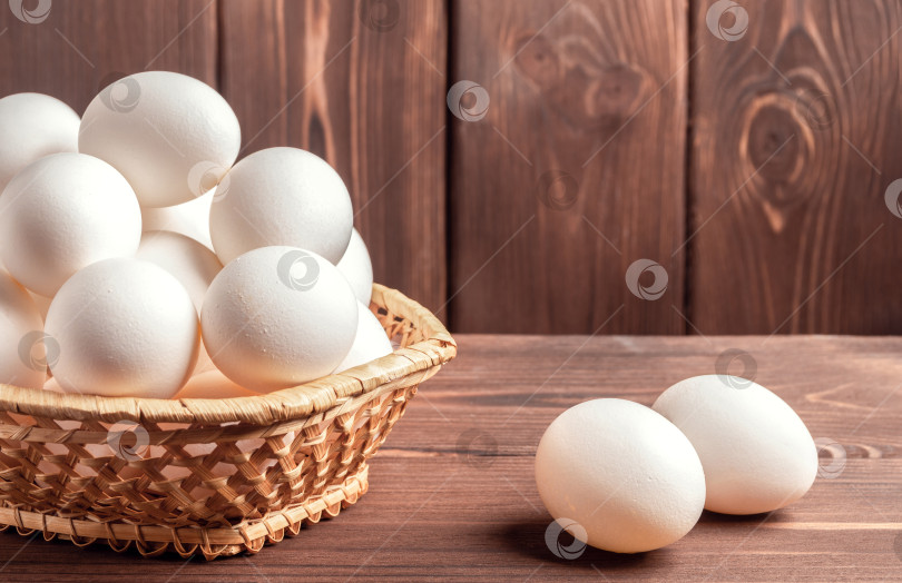 Скачать Куриные яйца в корзинке. фотосток Ozero