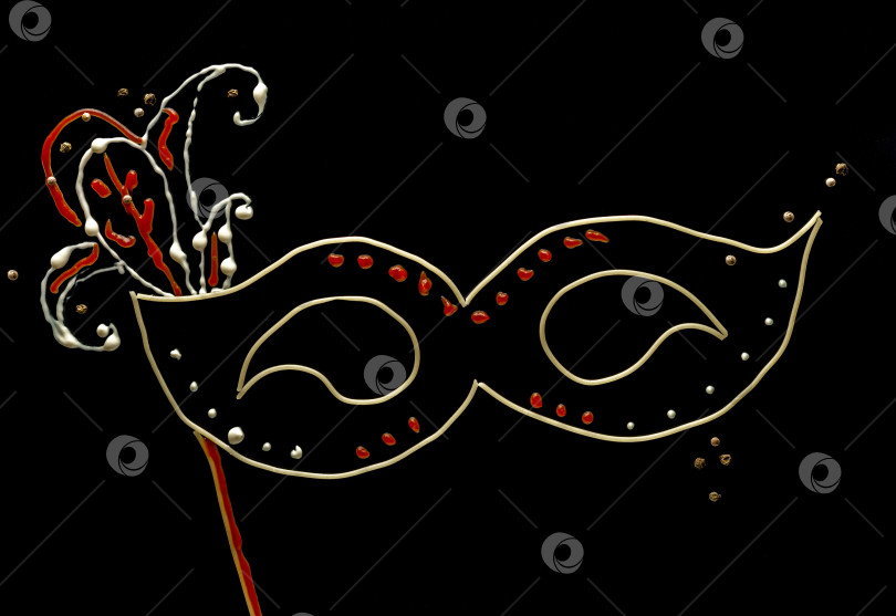 Скачать Спагетти с соусом выложенные в виде карнавальной маски. фотосток Ozero