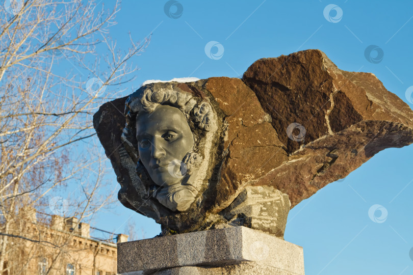 Скачать Памятник великому русскому поэту Александру Пушкину, высеченный из каменных блоков фотосток Ozero