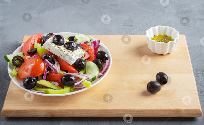 Скачать Традиционный греческий салат в тарелке. фотосток Ozero