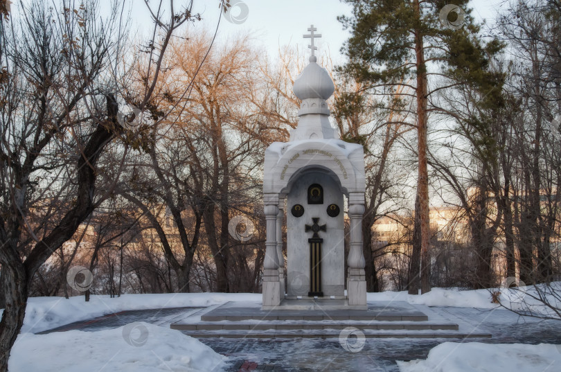 Скачать Мемориальная могила из мрамора, воздвигнутая в честь павших защитников Сталинграда на площади чекистов фотосток Ozero