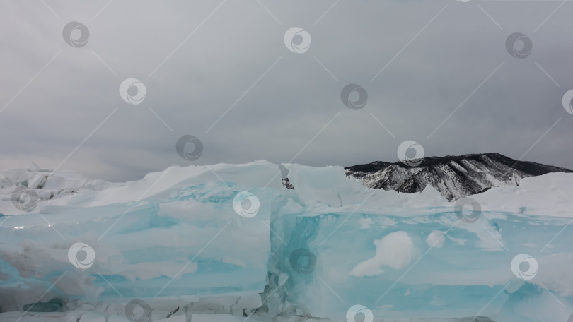 Скачать Толстые бирюзовые льдины. Крупный план. Вид сбоку. фотосток Ozero