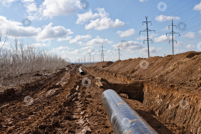 Скачать прокладка газопровода в траншее, вырытой в поле фотосток Ozero