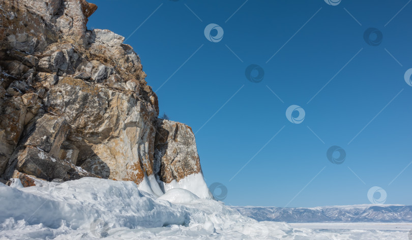 Скачать Гранитная скала, лишенная растительности, на фоне голубого неба. Байкал фотосток Ozero