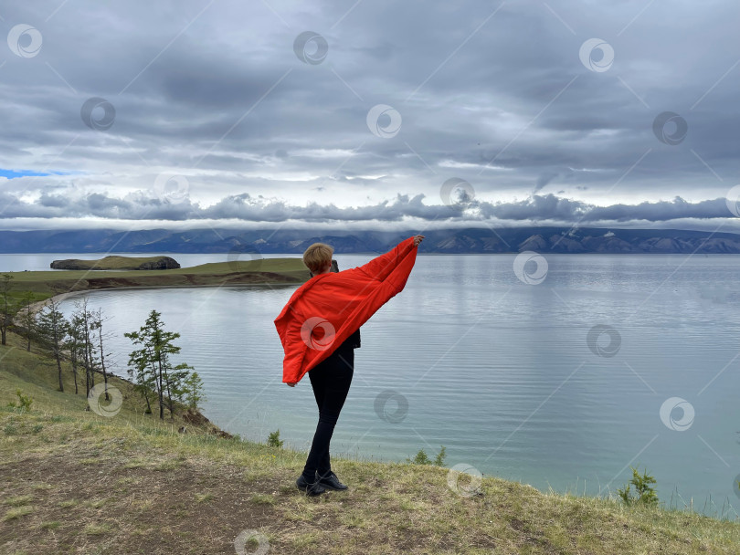 Скачать Молодая женщина недалеко от озера Байкал, Россия фотосток Ozero