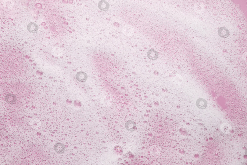 Скачать Белая воздушная пенящаяся косметическая жидкость на розовом фоне. Пена для ванны, мусс, шампунь. Концепция красоты или ухода за кожей. фотосток Ozero