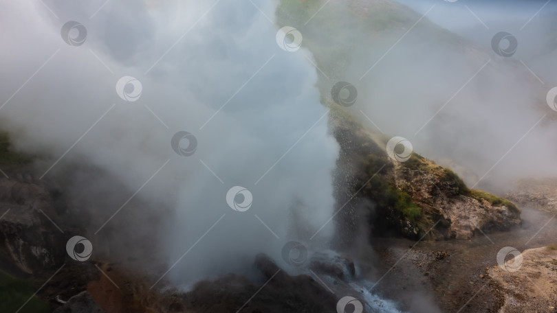 Скачать Столб густого пара поднимается из котла извергающегося гейзера фотосток Ozero