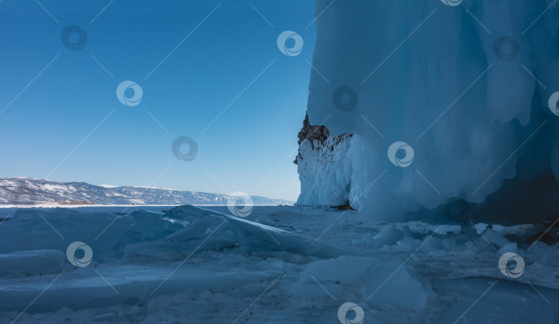 Скачать Основание скалы покрыто толстыми слоями брызг и сосулек. фотосток Ozero