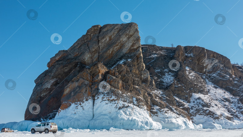 Скачать Живописная гранитная скала, лишенная растительности, на фоне голубого неба. фотосток Ozero