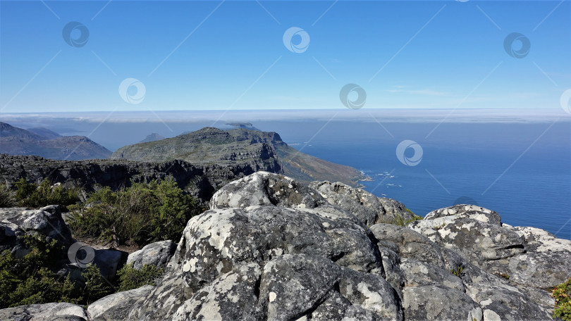 Скачать Пейзаж с вершины Столовой горы в Кейптауне. фотосток Ozero