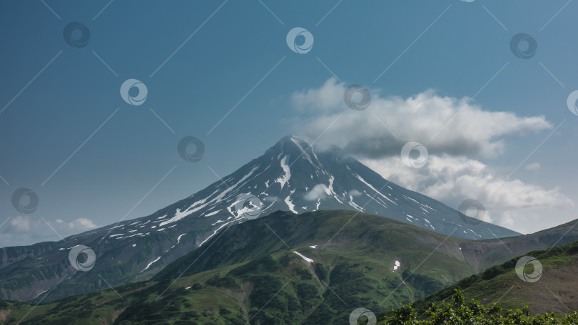 Скачать Красивый конусообразный вулкан на фоне голубого неба. фотосток Ozero