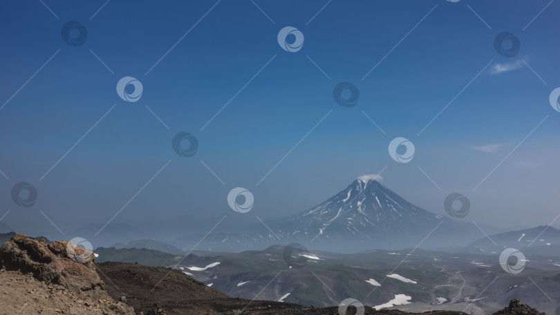 Скачать Красивый конусообразный вулкан на фоне голубого неба. фотосток Ozero