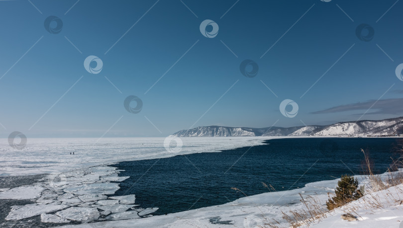 Скачать Незамерзающая река вытекает из замерзшего озера. фотосток Ozero