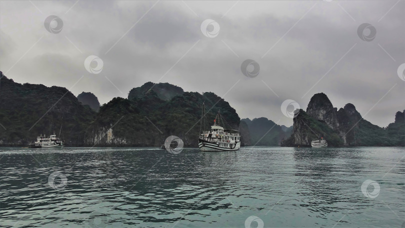 Скачать В спокойных водах залива Халонг плавают туристические суда. фотосток Ozero