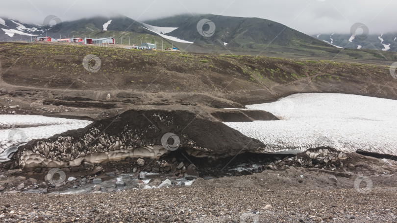 Скачать У подножия горы находится туристический лагерь. фотосток Ozero