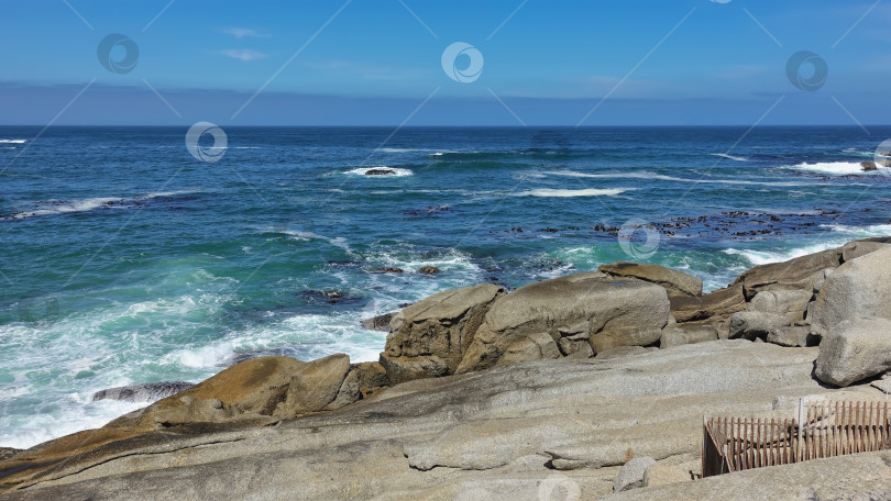 Скачать На побережье Атлантического океана есть огромные валуны. фотосток Ozero