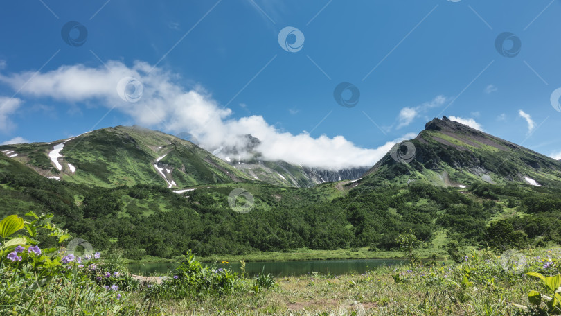 Скачать Живописный горный хребет на фоне голубого неба. фотосток Ozero