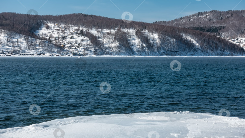 Скачать Зимой река свободна ото льда. Рябь на голубой воде. фотосток Ozero