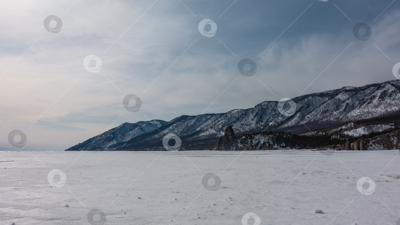 Скачать Лесистый горный хребет на фоне голубого неба. фотосток Ozero