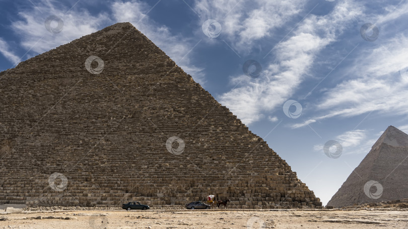 Скачать Две великие пирамиды Гизы на фоне голубого неба с живописными облаками. фотосток Ozero