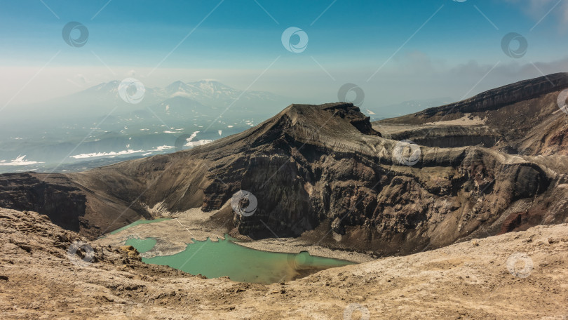 Скачать Живописное безжизненное кислотное озеро в кратере вулкана Горелый. Камчатка. фотосток Ozero