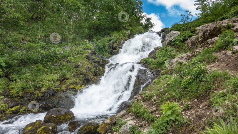 Скачать Ручей течет вниз по склону горы. фотосток Ozero