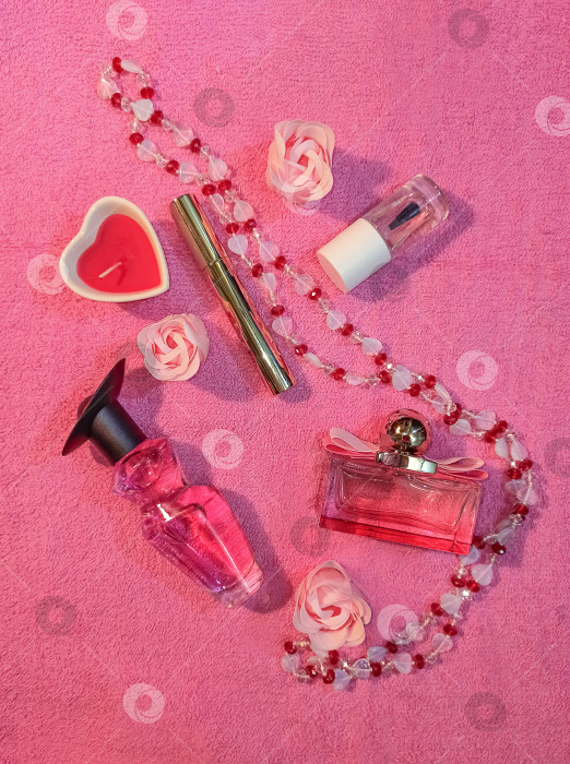 Скачать Духи, лак для ногтей, цветы и губная помада на розовом фоне фотосток Ozero