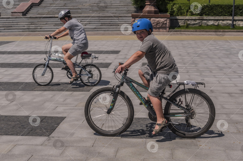 Скачать Соседи на велосипеде фотосток Ozero