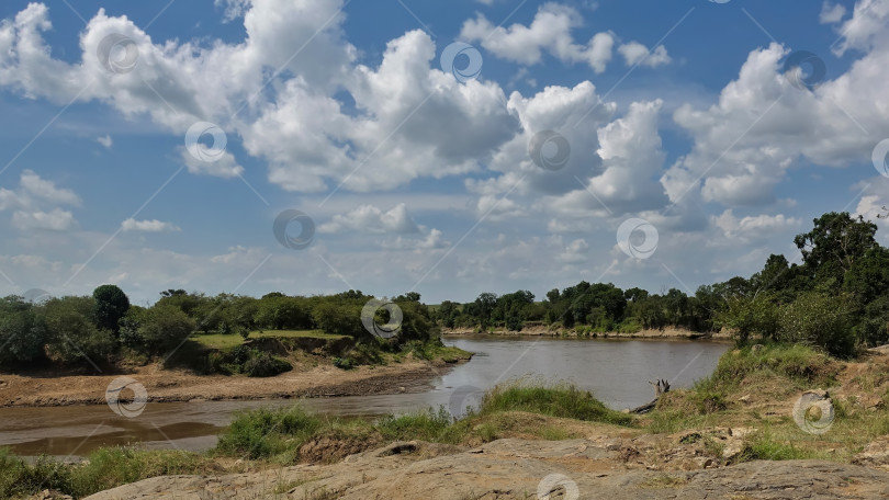 Скачать Африканская река Мара течет спокойно. фотосток Ozero