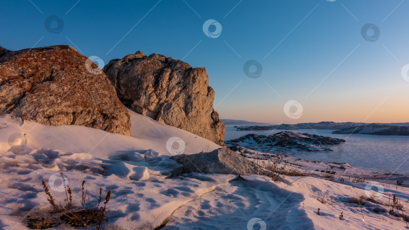 Скачать Живописные гранитные скалы на фоне утреннего неба. фотосток Ozero