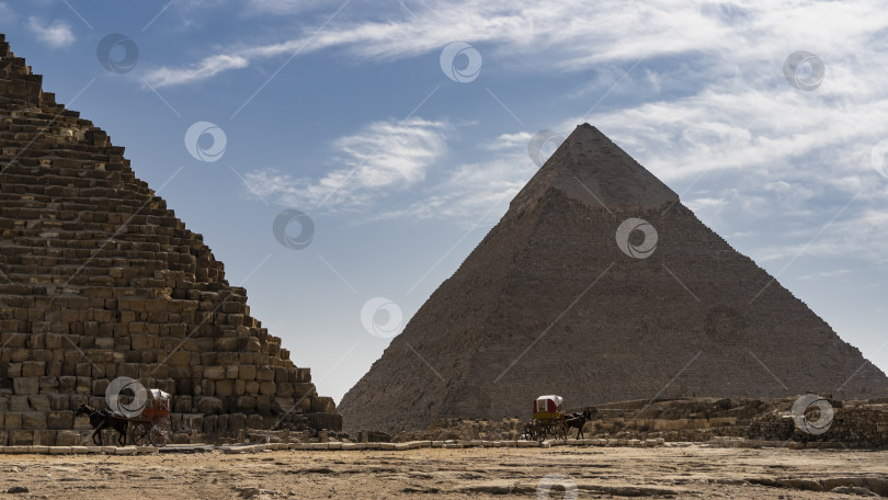 Скачать Две великие пирамиды - Хеопса и Хефрена на фоне голубого неба и облаков. фотосток Ozero