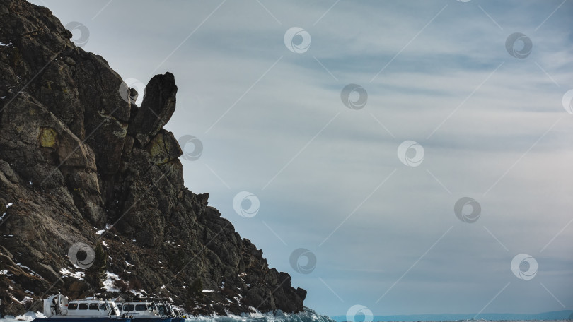 Скачать Гранитная скала, лишенная растительности, на фоне голубого неба. фотосток Ozero