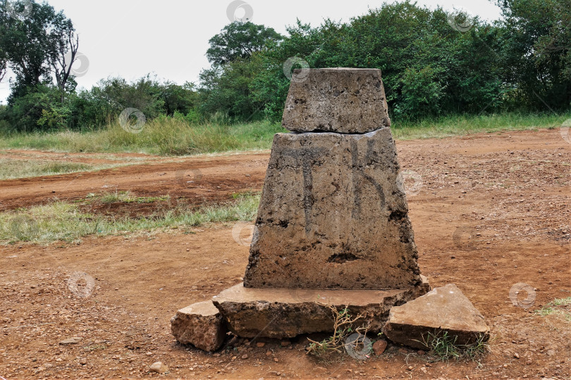 Скачать Бетонный постамент установлен на границе Кении и Танзании в парке Масаи Мара. фотосток Ozero