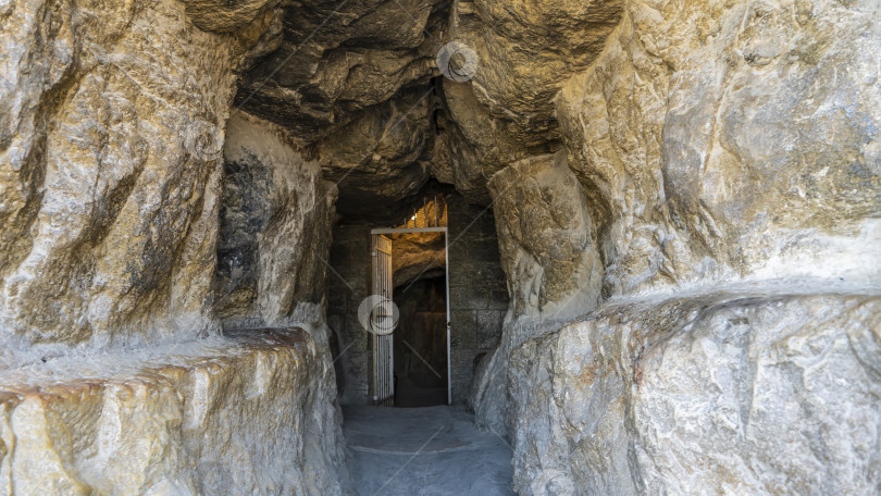 Скачать Узкий туннель ведет ко входу в пирамиду Хеопса. фотосток Ozero
