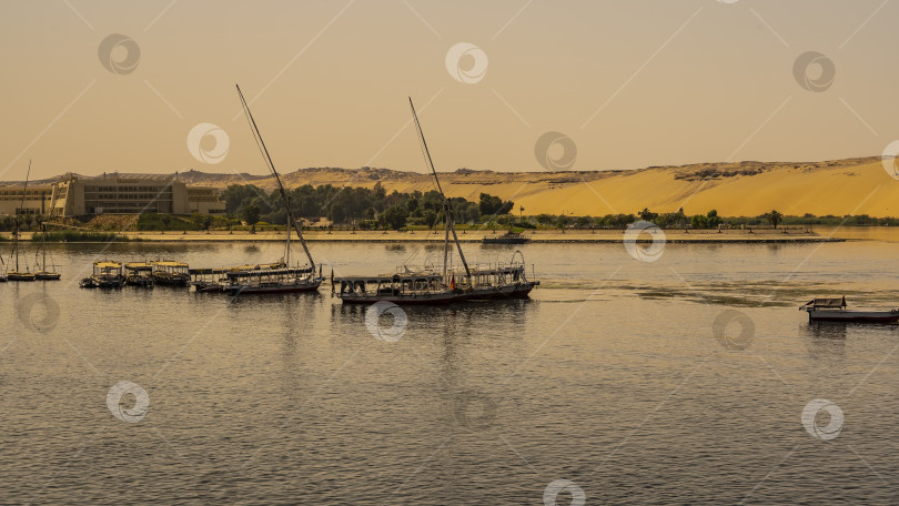 Скачать На спокойной глади реки стоит несколько лодок. фотосток Ozero