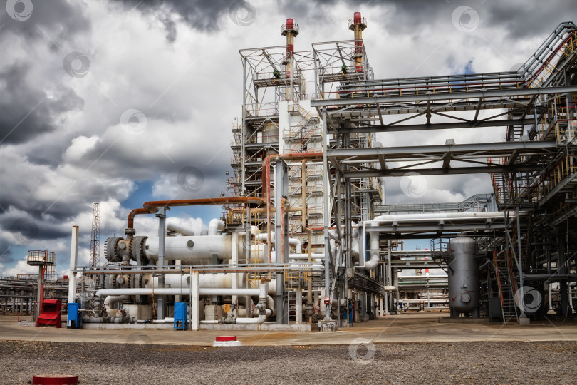 Скачать Установка для переработки нефти на нефтеперерабатывающем заводе фотосток Ozero