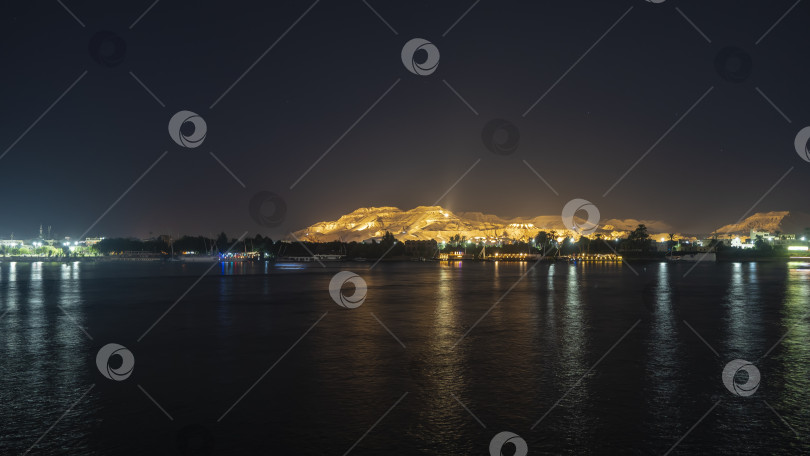 Скачать Ночь в Египте. На спокойной глади Нила видны светящиеся корабли. фотосток Ozero