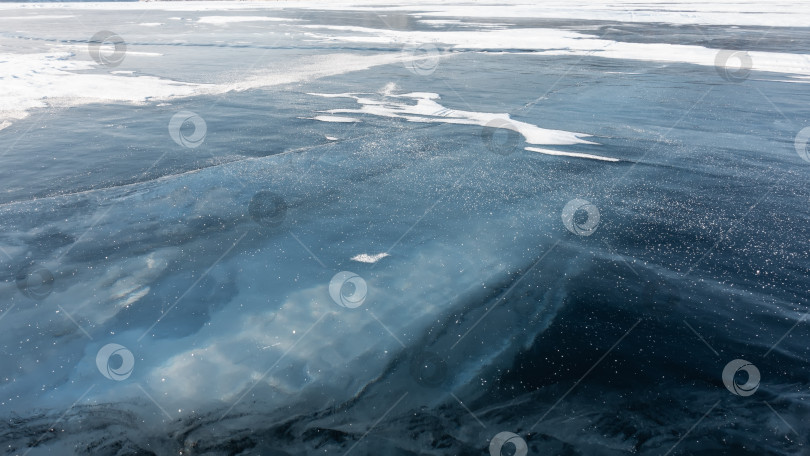Скачать Гладкая поверхность голубого замерзшего озера. фотосток Ozero