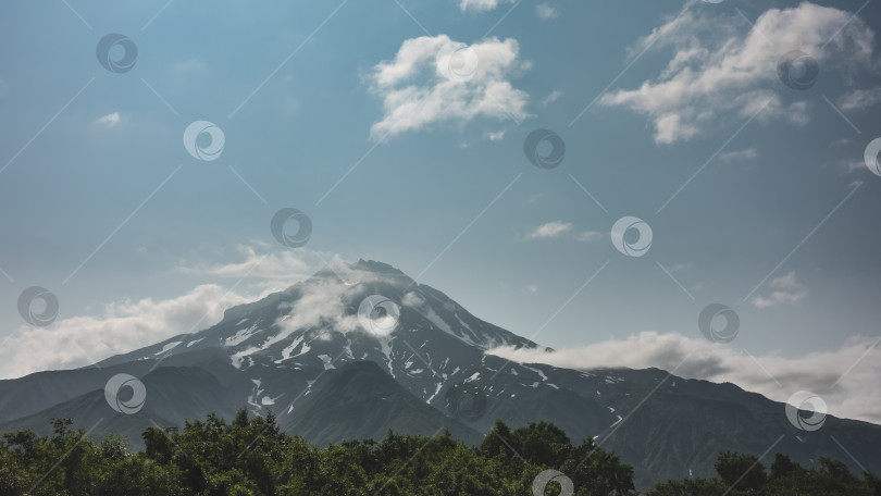 Скачать Красивый конусообразный вулкан на фоне голубого неба. фотосток Ozero