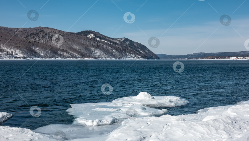 Скачать Зимой незамерзающая река Ангара. фотосток Ozero