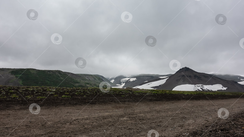 Скачать Вершины гор скрыты низкими облаками. фотосток Ozero