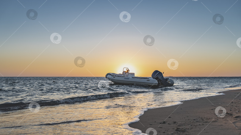Скачать Рассвет на Красном море. Лодка покачивается на волнах фотосток Ozero