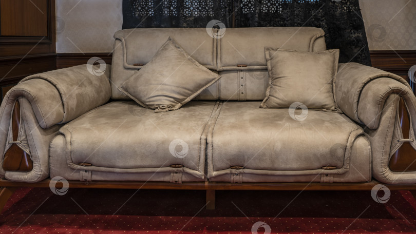 Скачать Мягкий бежевый диван в интерьере комнаты. фотосток Ozero