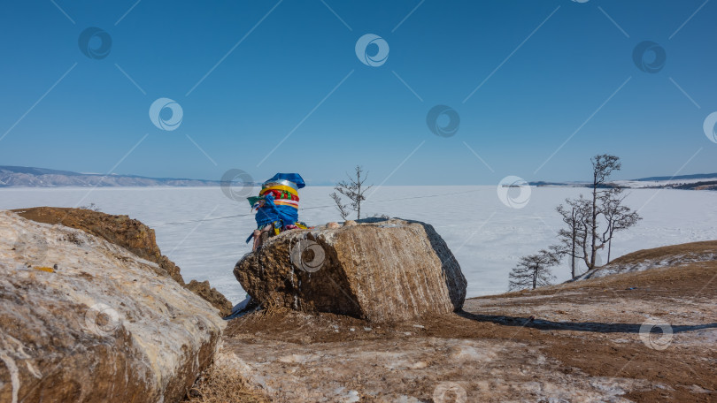 Скачать На холме раскинулись живописные валуны. фотосток Ozero