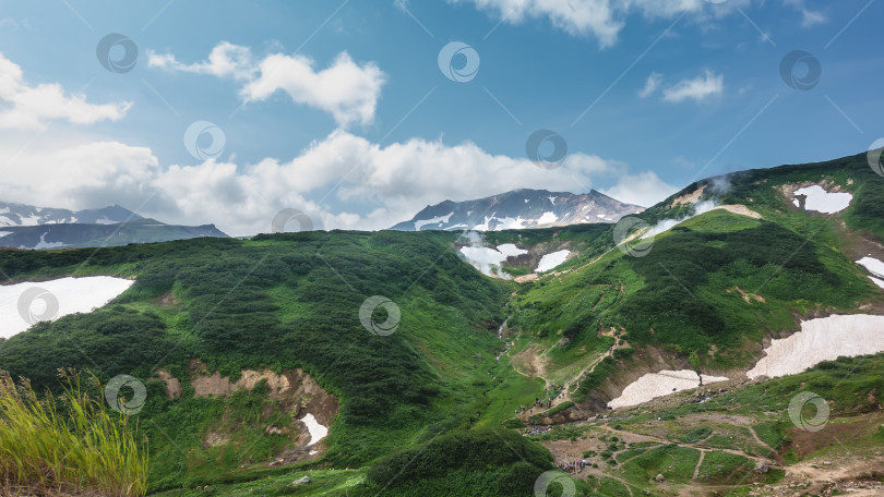 Скачать Пешеходные тропы петляют между зелеными холмами. фотосток Ozero