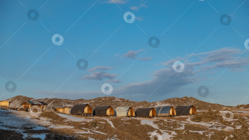 Скачать Маленькие домики туристической базы стоят в ряд на холме. фотосток Ozero