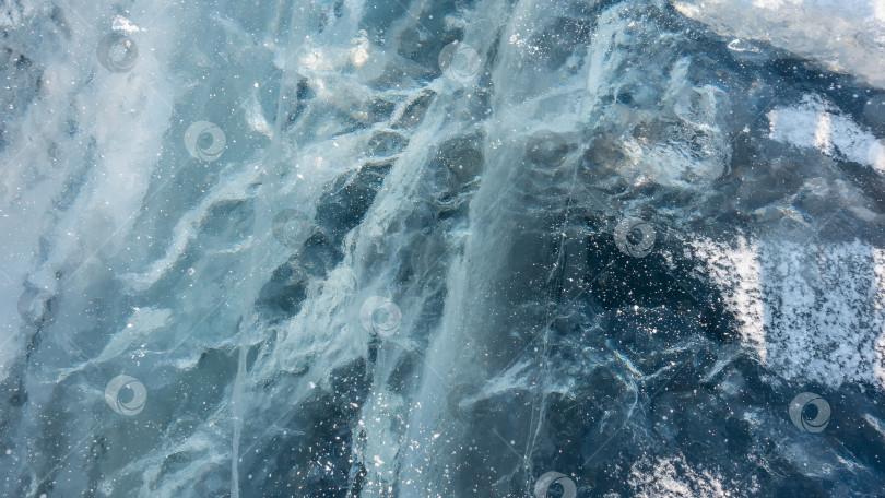 Скачать Бирюзовый лед замерзшего озера Байкал. Крупный план. фотосток Ozero