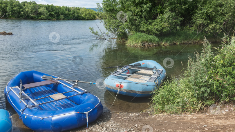 Скачать Надувные лодки для рафтинга стоят на берегу реки. фотосток Ozero