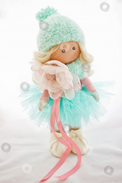 Скачать Текстильная кукла с натуральными светлыми волосами фотосток Ozero