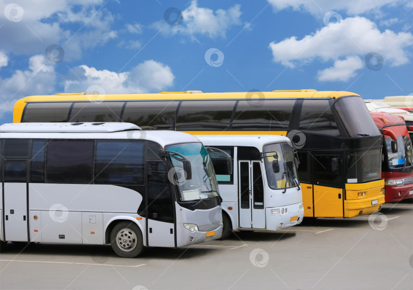 Скачать автобусы на стоянке фотосток Ozero